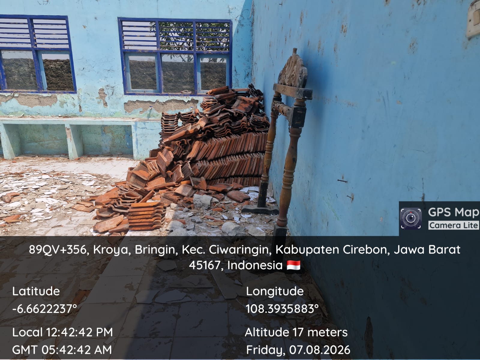 SISA MATERIAL BONGKARAN DI SMPN 2 CIWARINGIN