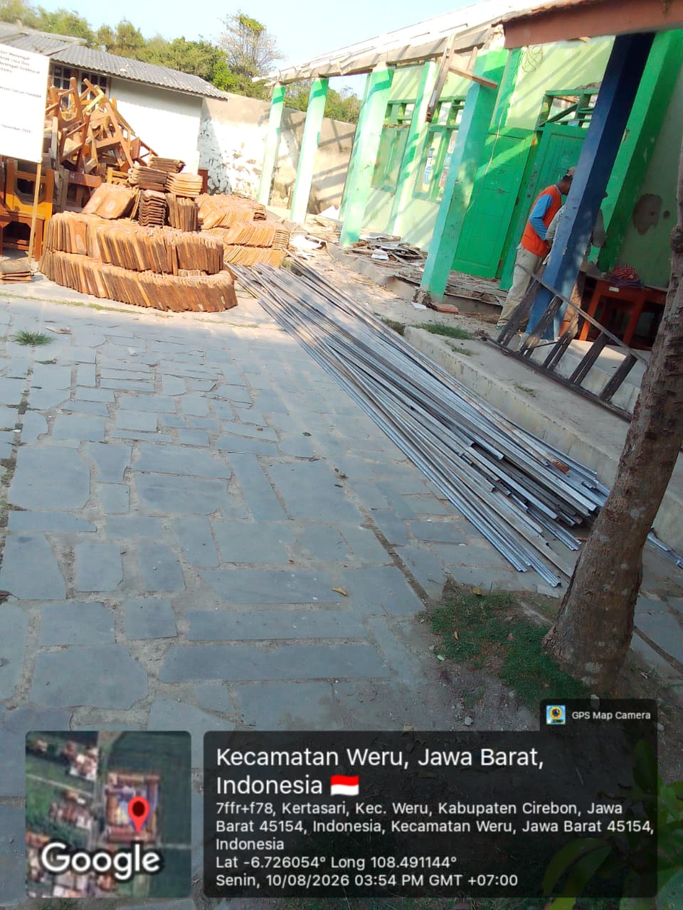 SISA MATERIAL BONGKARAN DI SMPN 2 WERU