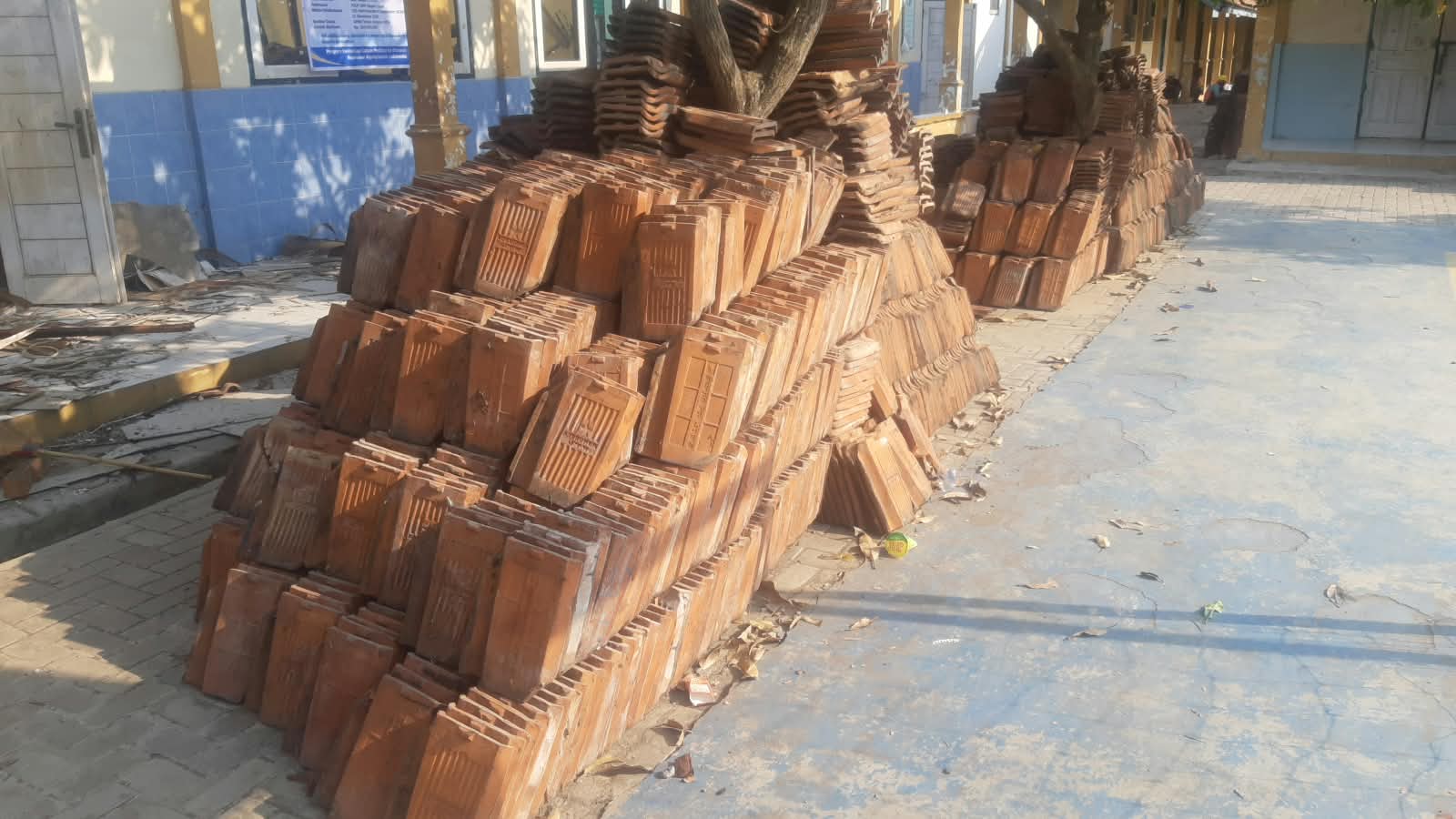 SISA MATERIAL BONGKARAN DI SMPN 2 LOSARI