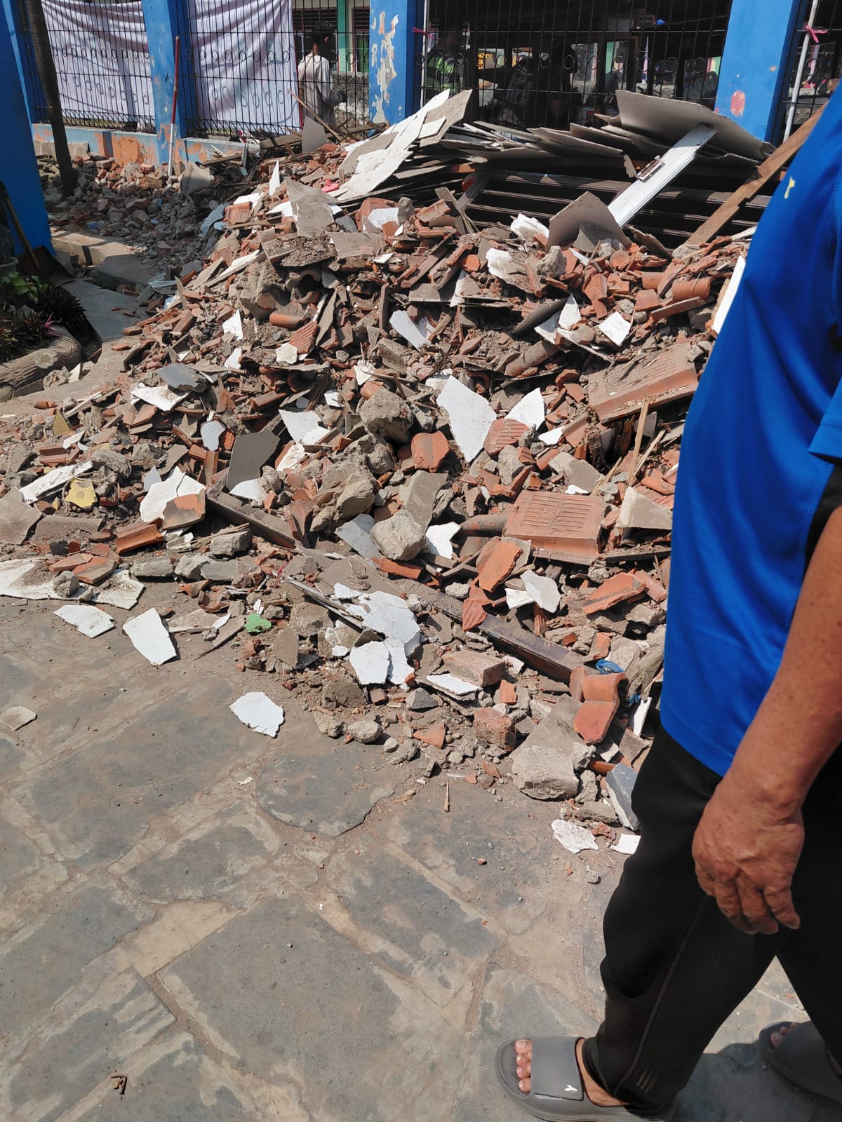 SISA MATERIAL BONGKARAN DI SMPN 1 PLERED